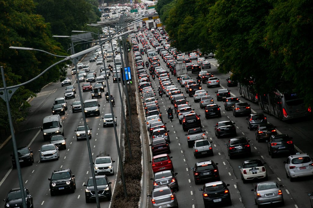 Metade das casas brasileiras tem um carro na garagem para uso pessoal, diz  IBGE