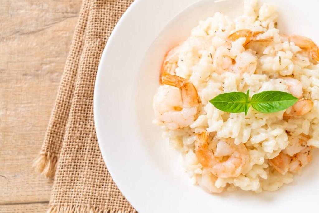 Na foto, um prato branco com risoto - Metrópoles
