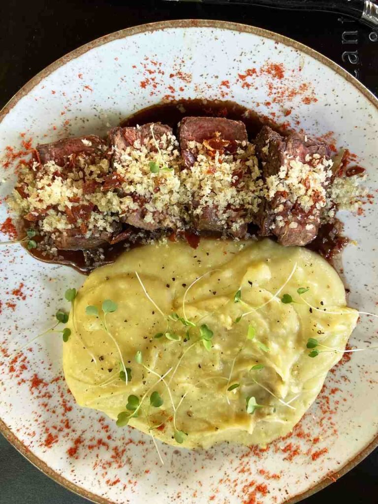 Na foto, um prato branco com comidas dentro - Metrópoles