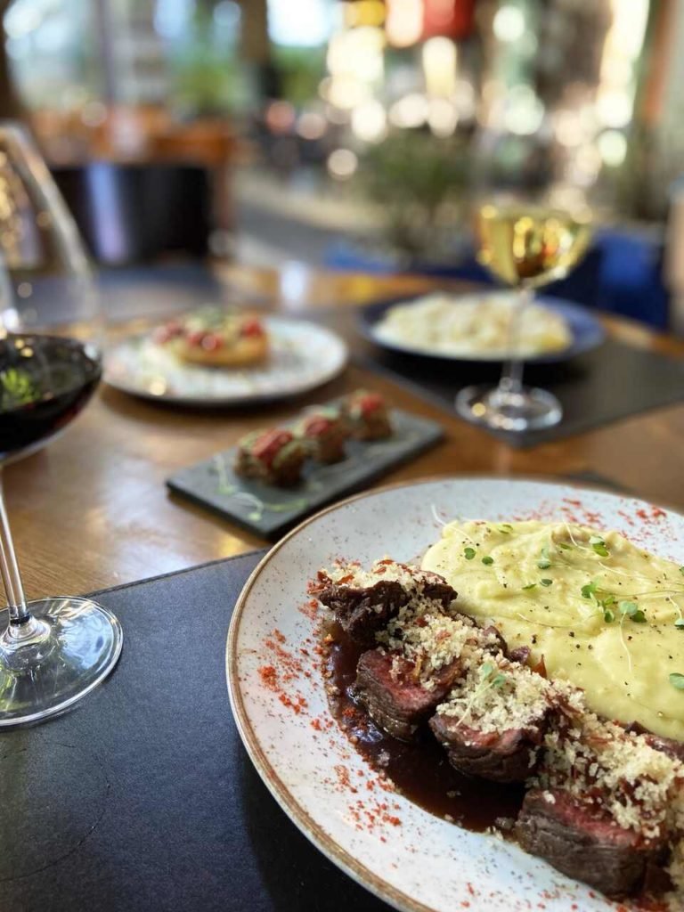 Na foto, um prato branco com comidas dentro - Metrópoles