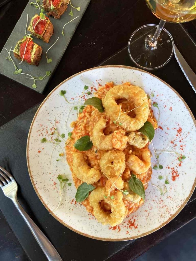 Na foto, um prato branco com comidas dentro - Metrópoles