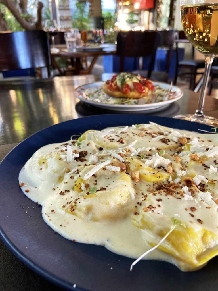 Na foto, um prato azul com comidas - Metrópoles