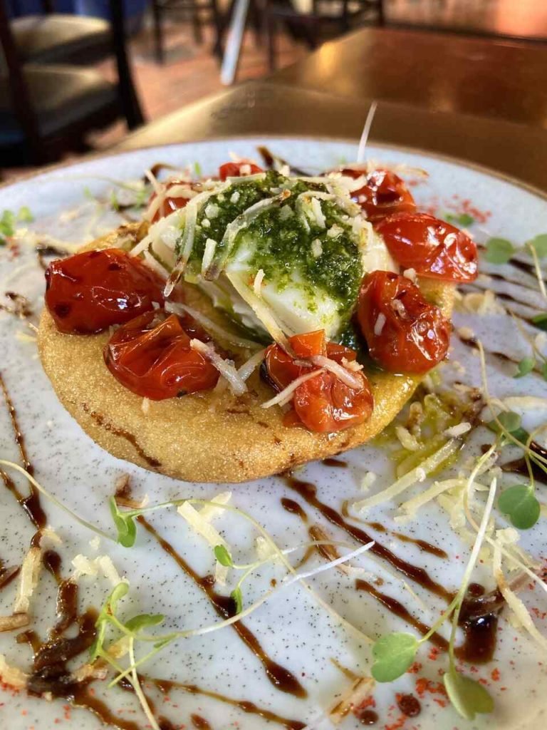 Na foto, um prato branco com comidas dentro - Metrópoles