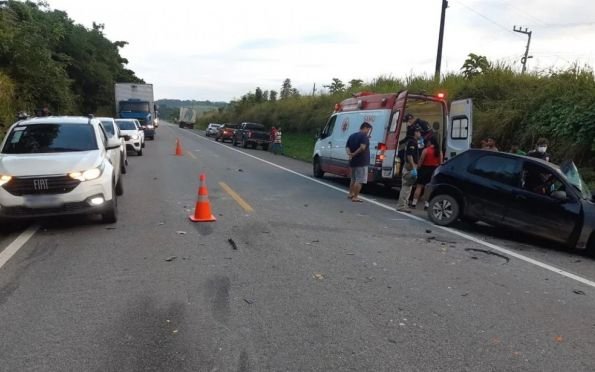 Colisão entre dois carros no DF deixa duas pessoas mortas e 5 feridas