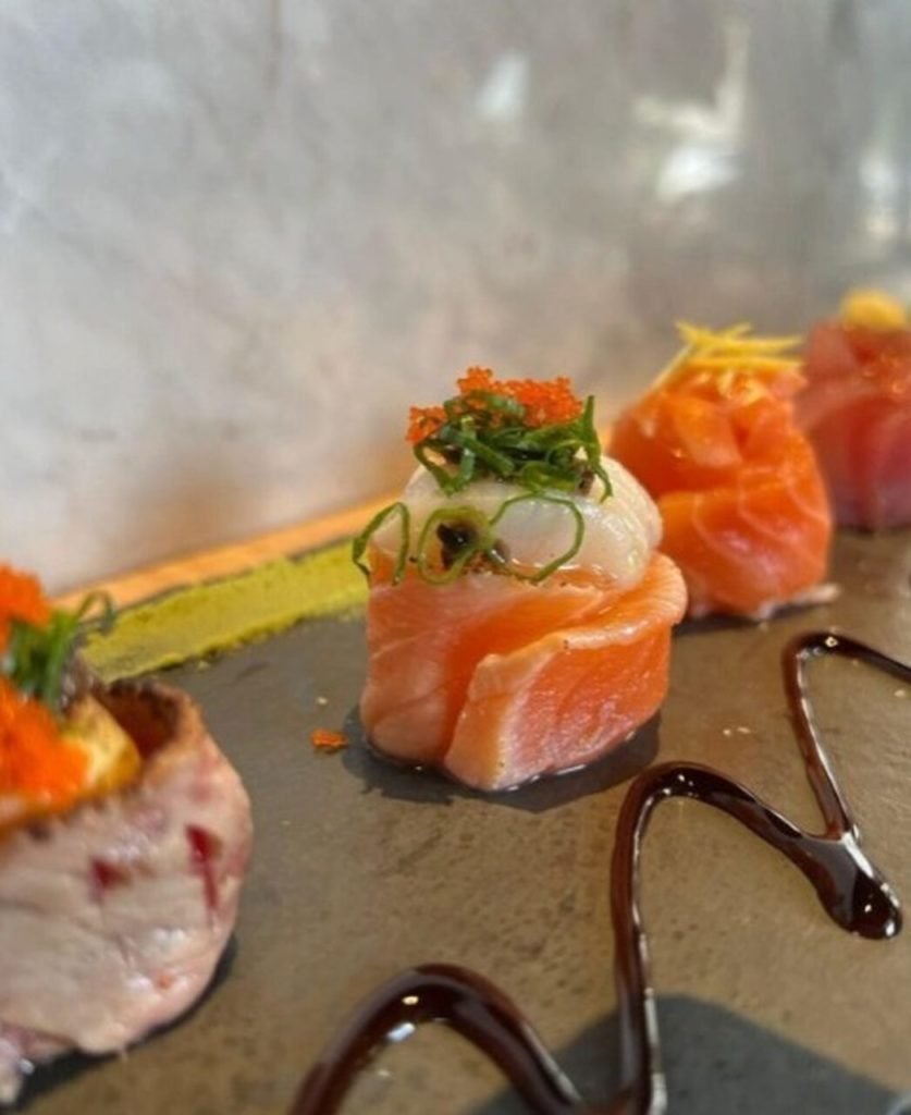 Na foto, várias comidas japonesas - Metrópoles