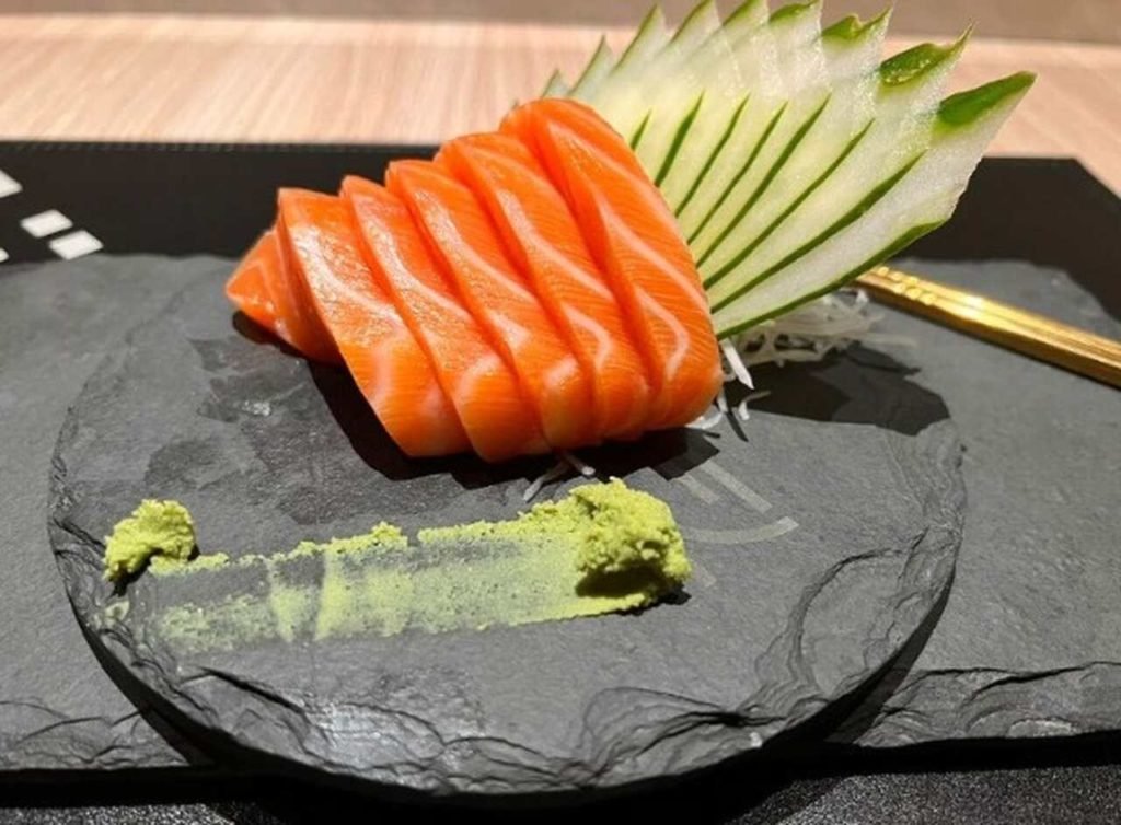 Na foto, várias comidas japonesas - Metrópoles