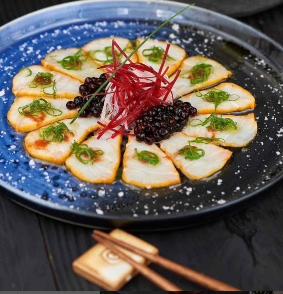 Na foto, várias comidas japonesas - Metrópoles
