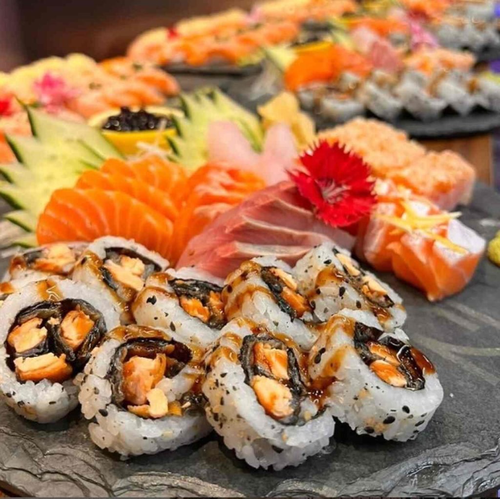 Na foto, várias comidas japonesas - Metrópoles