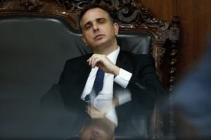 Presidente do Senado, Rodrigo Pacheco sentado em seu gabinete - Metrópoles