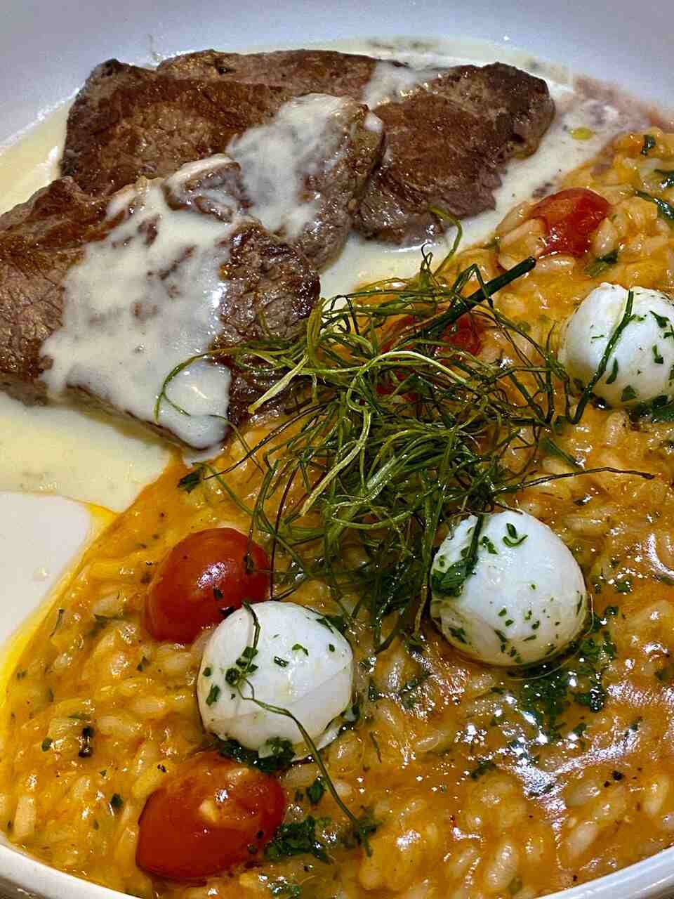 Na foto, um prato com Filet ao Gorgonzola, com risoto caprese - Metrópoles
