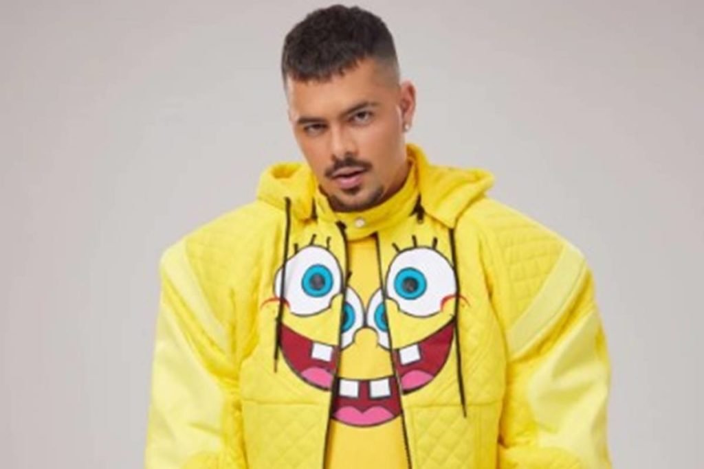 Foto colorida de Pedro Sampaio usando moletom do Bob Esponja - Metrópoles