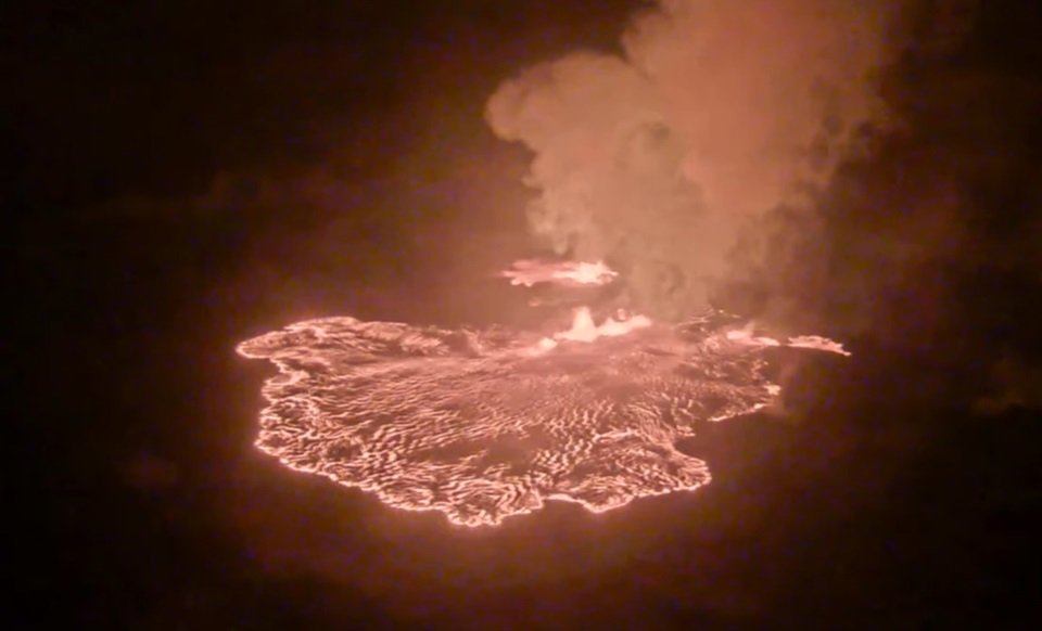 Imagem colorida da erupção no vulcão Kilauea, no Havaí - Metrópoles