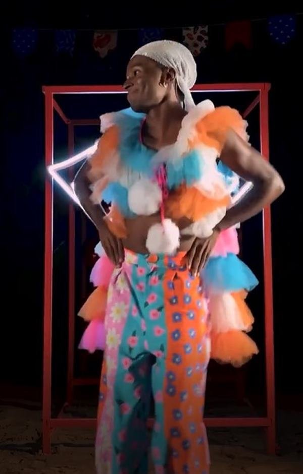 Modelos com roupas coloridas em campanha de moda - Metrópoles