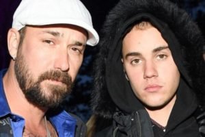 Pai de Justin Bieber se defende após post homofóbico e causa polêmica