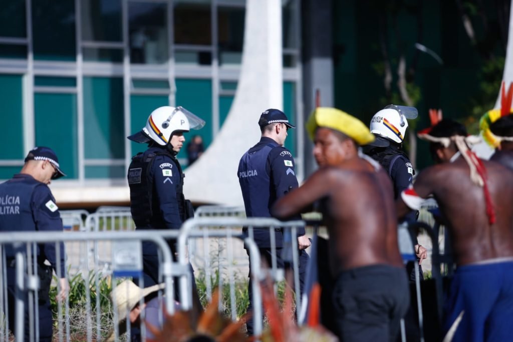 Policias passam por indígenas em frente ao STF - Metrópoles