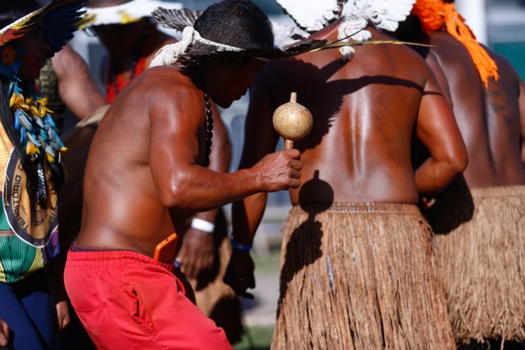 Indígenas dançam próximo do STF - Metrópoles