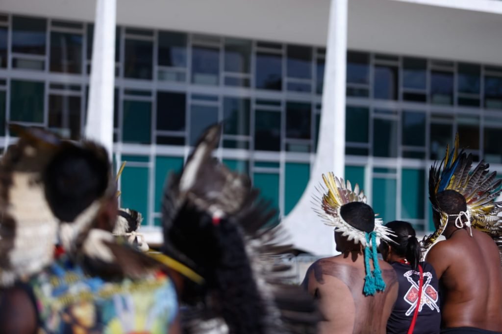 Membros de diversas etnias indígenas se manifestam em frente ao STF
