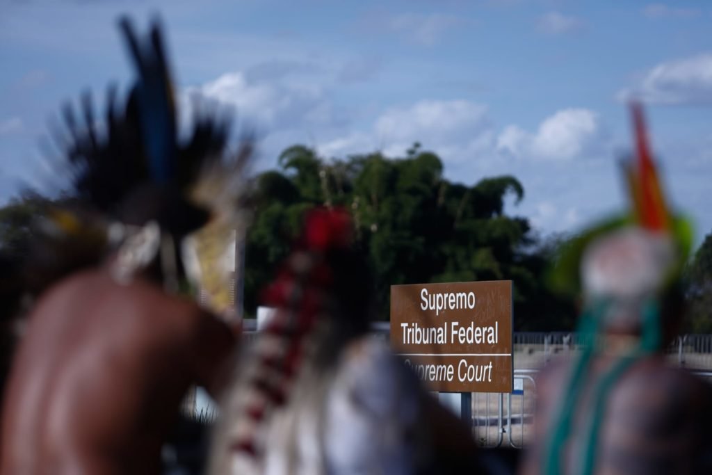Membros de diversas etnias indígenas se manifestam em frente ao STF