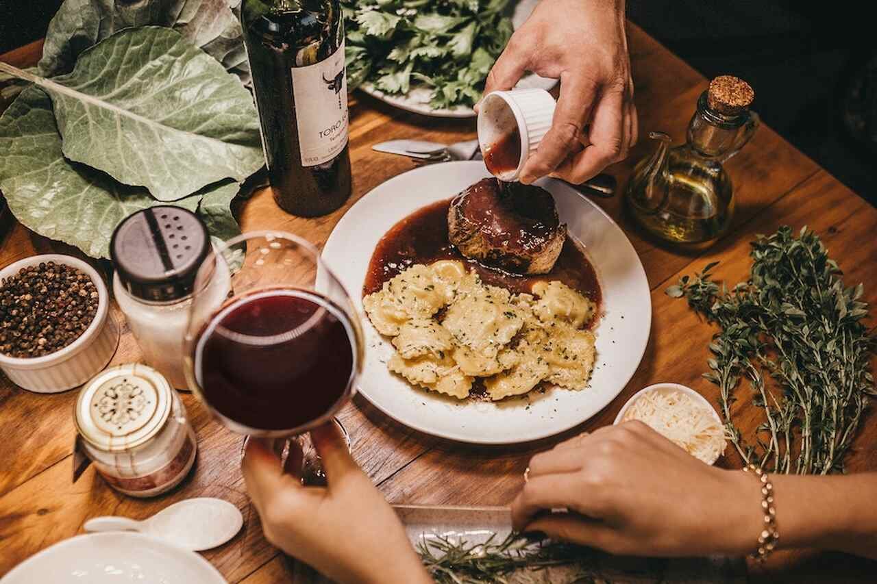 Na foto, uma mesa com várias comidas e vinho - Metrópoles