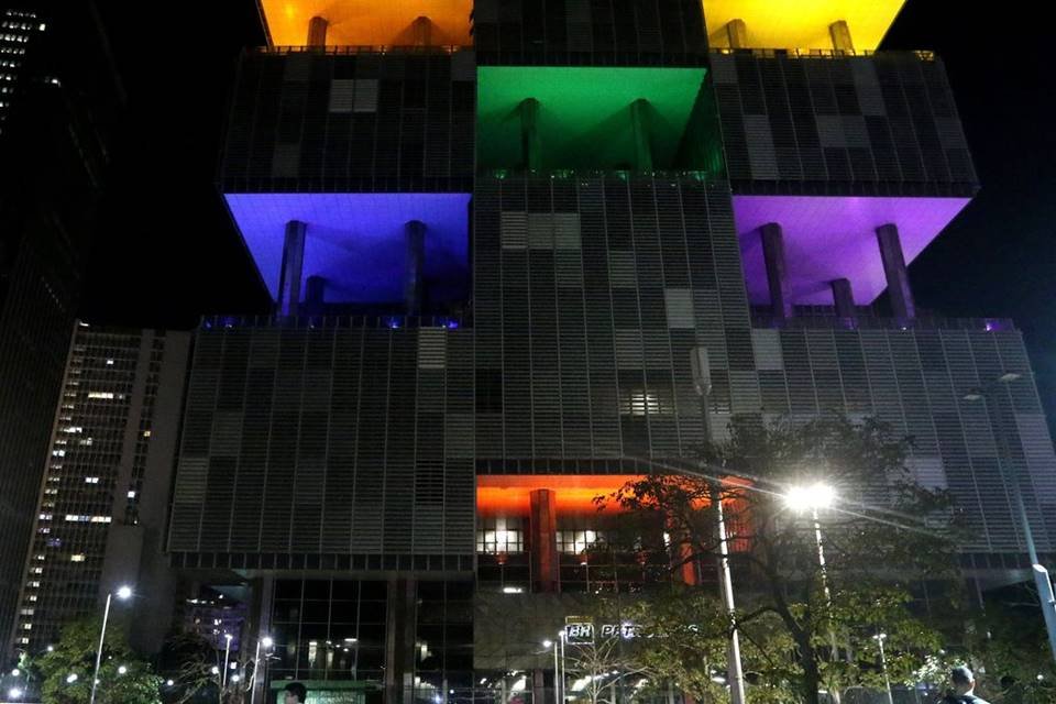 Imagem mostra prédio da Petrobras iluminado no Rio em homenagem ao Orgulho LGBTQIA+ - Metrópoles