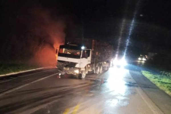 Imagem colorida mostra Carro bate de frente com caminhão e pega fogo em Santa Catarina - Metrópoles