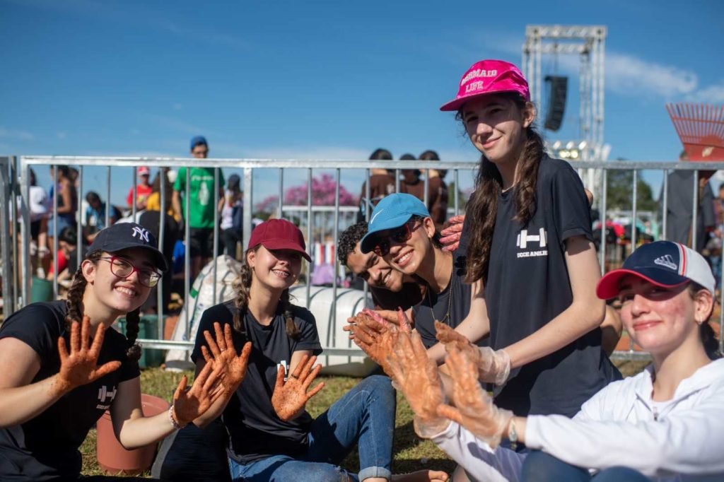 Fieis montam tapete de Corpus Christi em gramado na Esplanada dos Ministérios