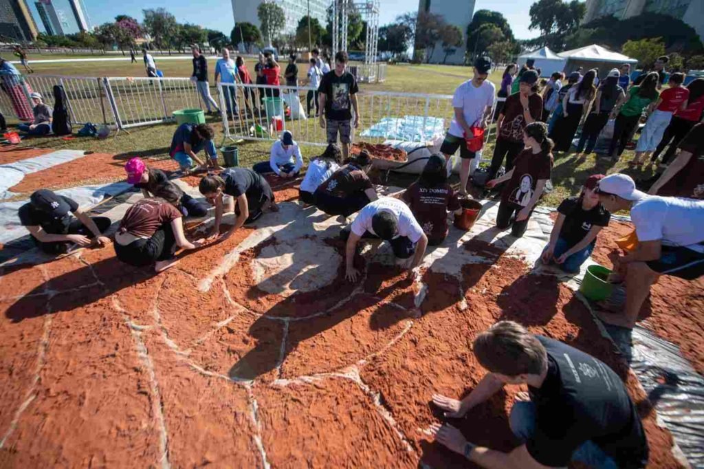 Fieis montam tapete de Corpus Christi em gramado na Esplanada dos Ministérios