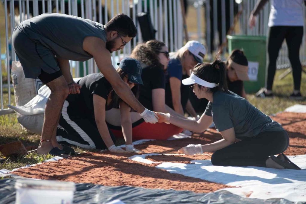 Fieis montam tapete de Corpus Christi em gramado na Esplanada dos Ministérios