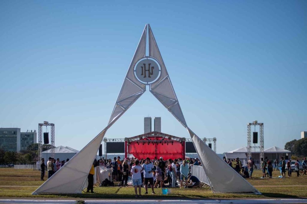 Arco de entrada para evento para montagem de tapetes de Corpus Christi