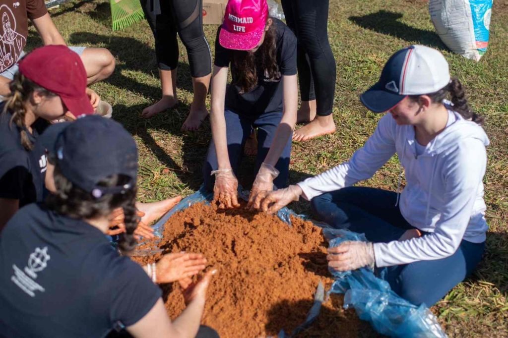 Fieis montam tapete de Corpus Christi em gramado na Esplanada dos Ministérios