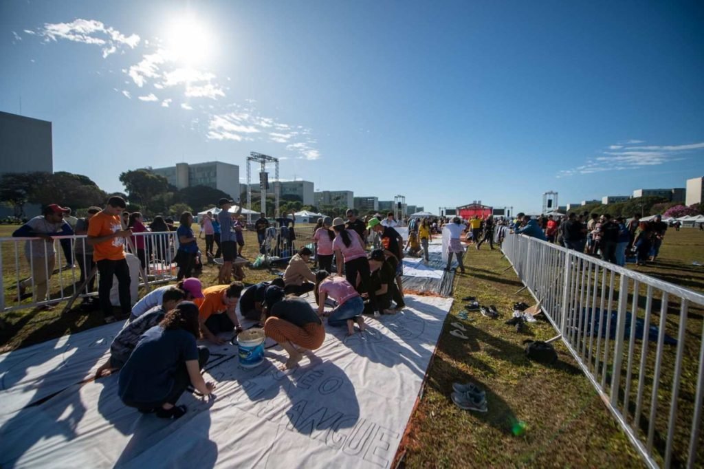 Fieis montam tapete de Corpus Christi em gramado na Esplanada dos Ministérios