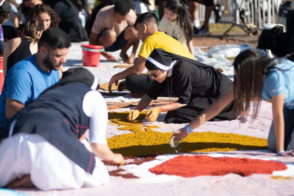Fieis montam tapete de Corpus Christi em gramado na Esplanada dos Ministérios