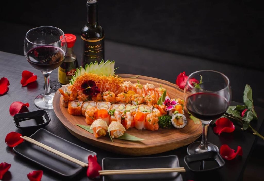 Na foto, um prato com diversos itens de comida japonesa - Metrópoles