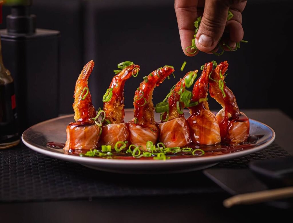 Na foto, um prato com diversos itens de comida japonesa - Metrópoles