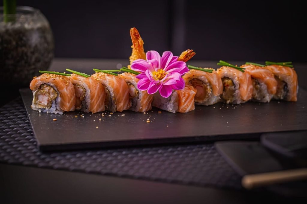 Na foto, um prato com diversos itens de comida japonesa - Metrópoles