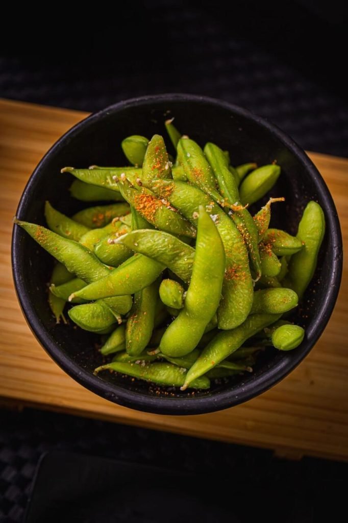 Na foto, um prato com diversos itens de comida japonesa - Metrópoles