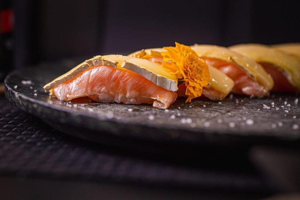 Na foto, um prato com diversos itens de comida japonesa - Metrópoles
