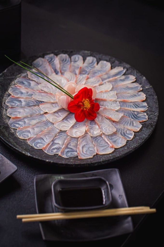 Na foto, um prato com diversos itens de comida japonesa - Metrópoles