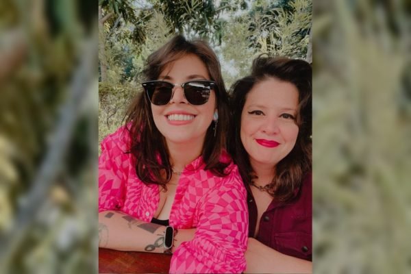 Assessora técnica Patrícia Gontijo, de 31 anos, e sua esposa Amanda Gonçalves, de 34 anos. Casal abordado após demonstrar afeto durante uma sessão de filme
