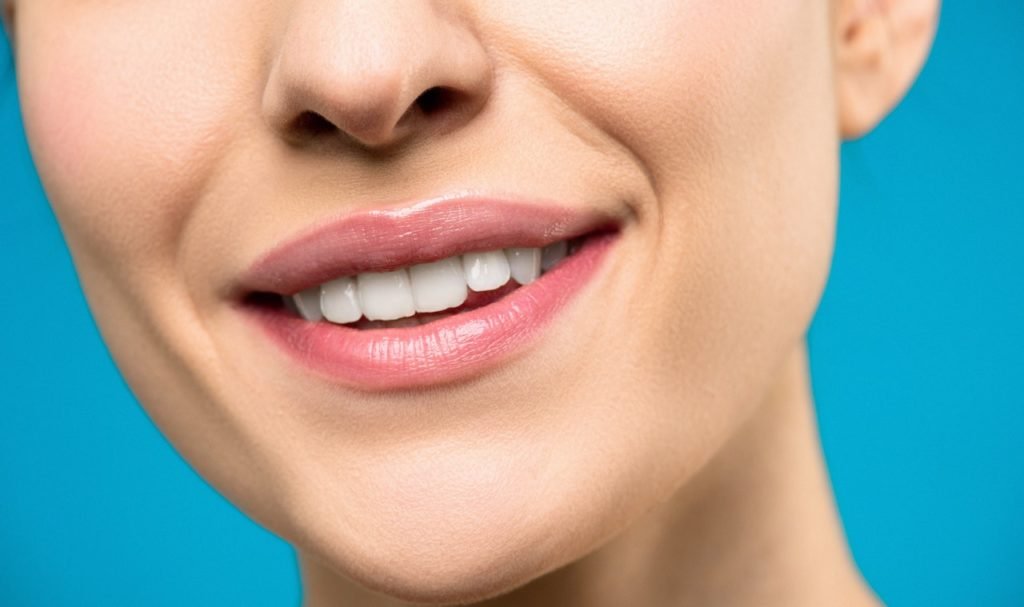 Dermatologista revela produto inusitado que hidrata bastante os lábios