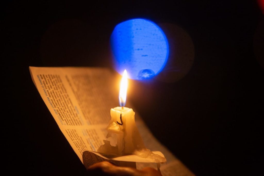 Segurando velas, fiéis participam da procissão com o Santíssimo Sacramento, que percorre o quadrilátero da Esplanada dos Ministérios de frente para a Catedral de Brasília. O Santíssimo Sacramento é transportado no mesmo papamóvel usado na visita do Papa João Paulo II a Brasília.