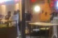 Vídeo mostra briga generalizada em bar no Água Verde após cliente fazer xixi em funcionário - Metrópoles