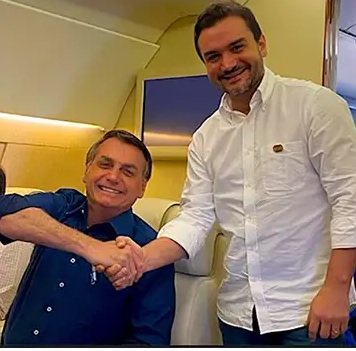 Imagem colorida mostra o ex-presidente Jair Bolsonaro e o deputado federal Celso Sabino se cumprimentando - Metrópoles