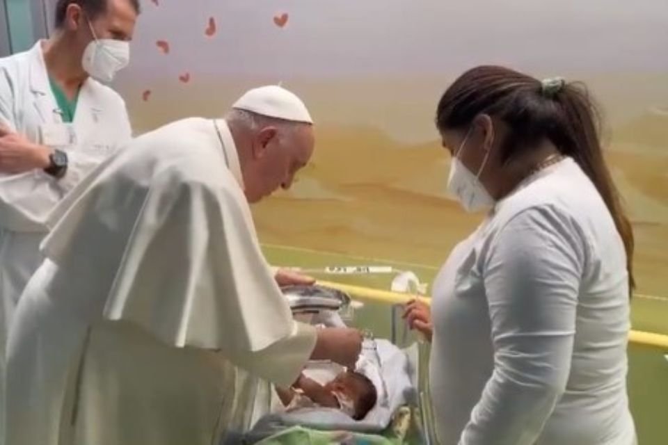 papa francisco batiza criança