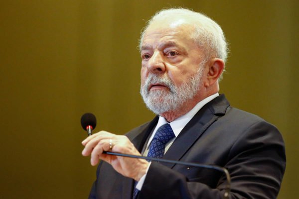 Presidente Lula segura microfone durante fala à imprensa após encerramento da Reunião com Presidentes da América do Sul, na noite desta terça-feira (30/5), no Palácio do Itamaraty e responde perguntas de jornalistas - Metrópoles