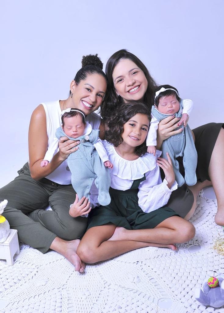 A nutricionista Lorena de Sousa, 40 anos, e da enfermeira Thays Cambotta, 36 anos, com quem tem três filhas, frutos da medicina reprodutiva, fertilização in vitro, fiv, casal lésbico, família homoafetiva - Metrópoles