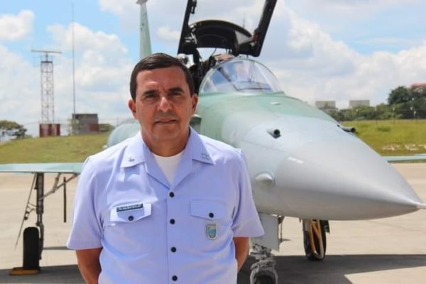 Forças Armadas O tenente-brigadeiro do ar Carlos Baptista Júnior, ex-comandante da Aeronáutica, foi impedido pela Comissão de Ética Pública de assumir um cargo em uma empresa de materiais bélicos e de defesa.