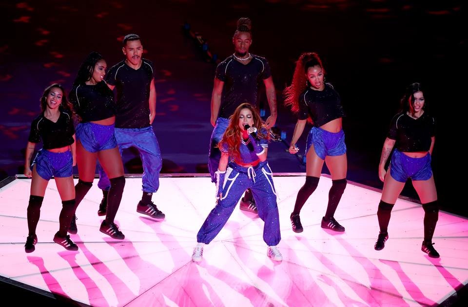 Foto colorida de Anitta durante o final da Champions League - Metrópoles