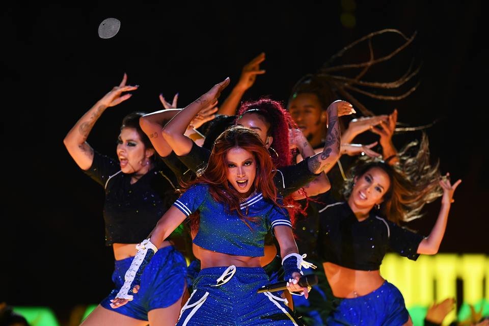 Foto colorida de Anitta durante o final da Champions League - Metrópoles