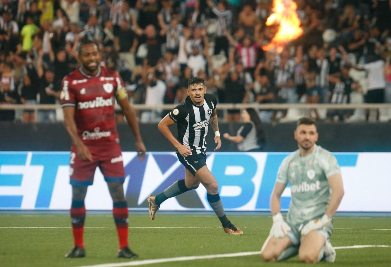 Brasileirão: com gols de Tiquinho Soares, Botafogo bate Fortaleza e segue  líder